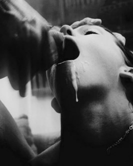 Хозяин кормит рабыню своей спермой